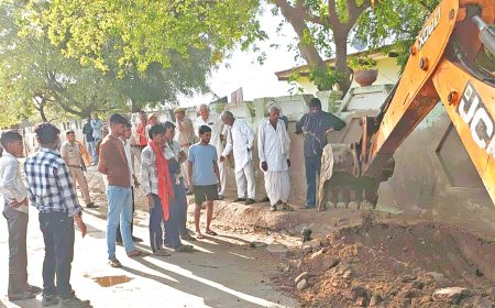 अतिक्रमण पर चला बुलडोजर: अर्रूवा-शेखपुरा मार्ग से हटाए गए अस्थायी कब्जे, तीन घंटे चली कार्रवाई