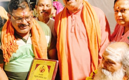 महायज्ञ में सेवाभावी कार्यकर्ताओं का सम्मान;  विजय कुमार शर्मा और नवीन शर्मा बिजयनगर को विप्र रत्न सम्मान