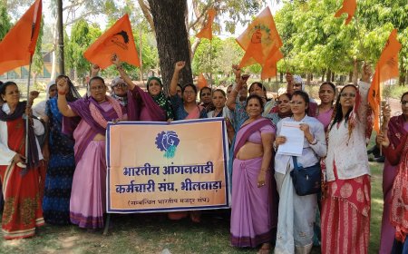 कलेक्ट्रेट पर आंगनबाड़ी कर्मियों का बड़ा प्रदर्शन; मुख्यमंत्री के नाम स्थायीकरण और मानदेय बढ़ाने की मांग को लेकर सौंपा ज्ञापन; उग्र आंदोलन की चेतावनी