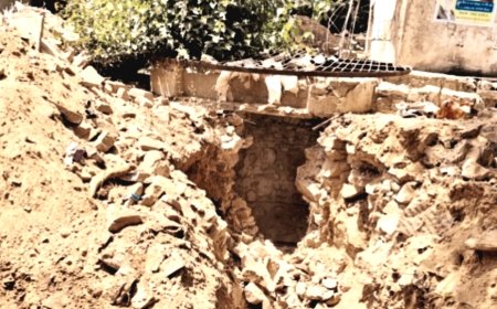 सरकारी कुएं की खुदाई बनी 'खतरे का गड्डा', नाली पाइप के नाम पर बड़ी लापरवाही उजागर; बिना सुरक्षा इंतजाम खुला छोड़ा गया गहरा गड्डा, हर पल हादसे का खतरा      