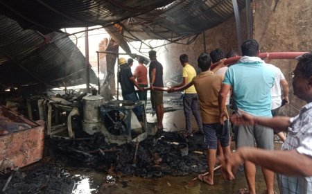 खैरथल की मित्तल ट्रेडिंग कम्पनी में भीषण आग: लाखों का सामान राख, जनप्रतिनिधियों और दमकल टीम ने पाया काबू