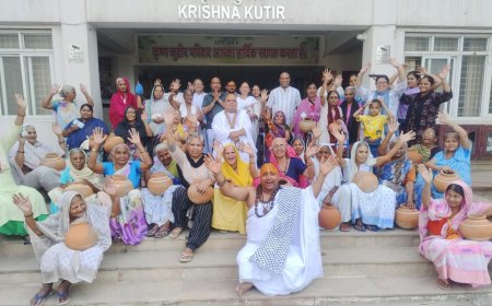 वृद्ध विधवा माताओं को गर्मी से राहत के लिए  मटका वितरण