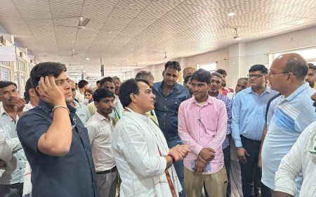 महुवा विधायक का जिला अस्पताल में औचक निरीक्षण: हीट वेव के मद्देनजर चिकित्सकों को दिए सख्त निर्देश, मरीजों का जाना हालचाल