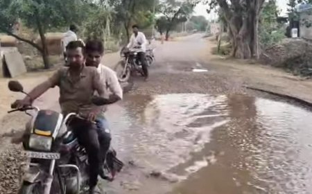 रामपुरा पाटन में पेट्रोल पंप के पास जलभराव से बढ़ा खतरा; सड़क के बीच गहरा गड्ढा बना आफत, 2–3 साल से परेशान राहगीर