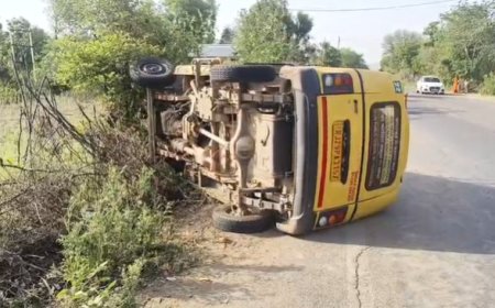 बाईक को बचाने का प्रयास निजी स्कूल वाहन पलटा, 11 बच्चे सहित 13 लोग घायल