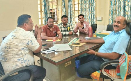 भीषण गर्मी के बीच बिजली संकट गहराया, पार्षदों ने विद्युत विभाग के अधिकारियों को घेरा