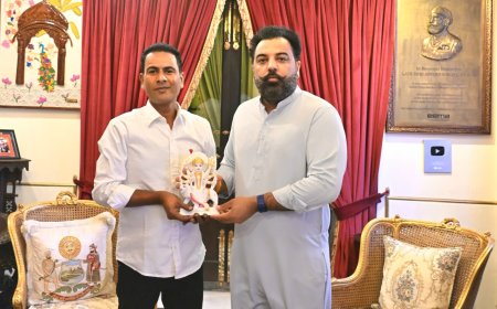 मेवाड़ के पूर्व राजपरिवार सदस्य लक्ष्यराज सिंह से मिले मकराना के जावेद शेख, संगमरमर की कलाकृति भेंट की