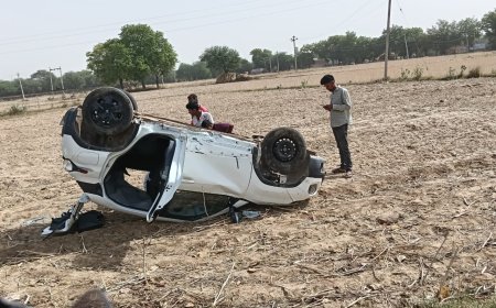 वाहन की तेज रोशनी से अनियंत्रित होकर कार पलटी, दो युवक बाल-बाल बचे