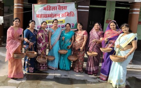 भीषण गर्मी में पक्षियों की प्यास बुझाने आगे आई महिला वैश्य महासम्मेलन समिति, खेड़ली में लगाए परिंडे