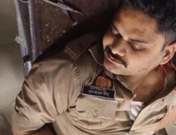 कर्तव्य निष्ठा की पराकाष्ठा: सिपाही आकाश सिंह ने दोनों पैर गंवाए,  पर नहीं छोड़ी आरोपी की पकड़