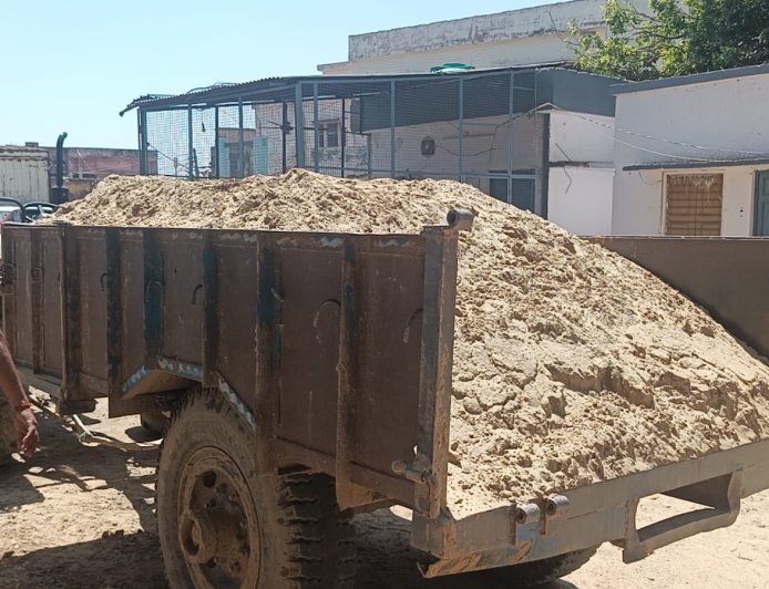 दातागंज प्रशासन की बड़ी कार्रवाई: अवैध खनन करते ट्रैक्टर-ट्रॉली जब्त, माफियाओं में हड़कंप