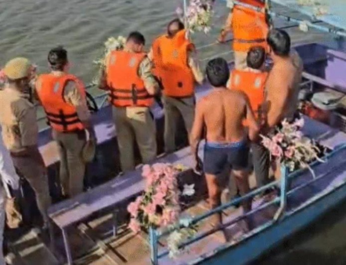 वृंदावन: यमुना में भीषण हादसा, स्टीमर पलटने से पंजाब के 10 पर्यटकों की मौत