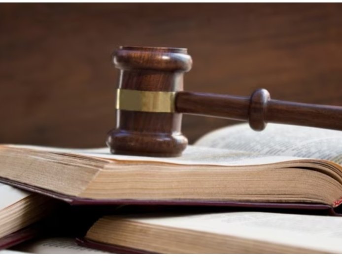 बकाया थी फीस, वकीलों ने कोर्ट से की फैसला रोकने की मांग; जज ने ठोक दिया 50 हजार जुर्माना