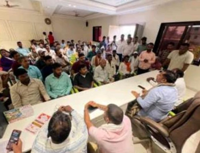 ​मुंडेरा बाजार: रेलवे ओवरब्रिज के 'Y' मॉडल पर भड़के लोग, विधायक से मिल रखी अपनी पीड़ा