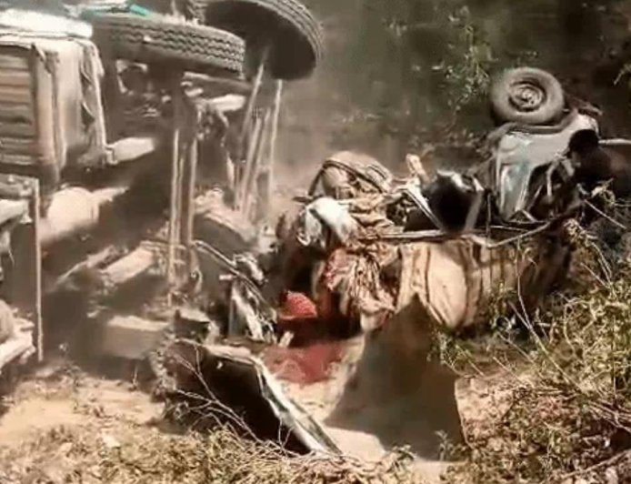 उन्नाव में भीषण सड़क हादसा: दो ट्रकों के बीच पिसी बोलेरो, एक ही परिवार की 5 महिलाओं समेत 6 की मौत