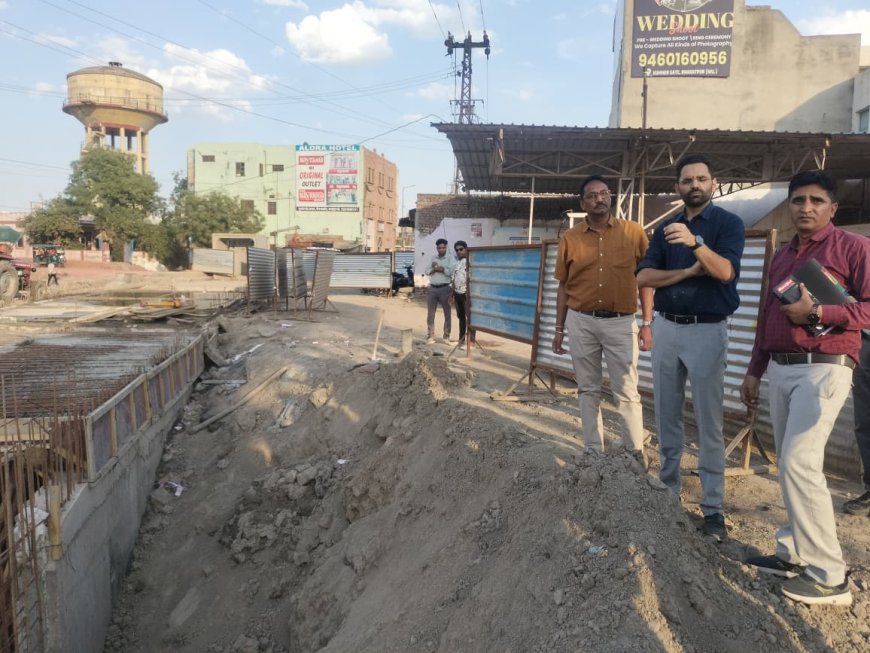जिला कलक्टर ने किया सीवरेज एवं ड्रेनेज कार्योें का आकस्मिक निरीक्षण, बरसात से पहले अतिरिक्त संसाधन लगाकर करायें कार्य - जिला कलक्टर