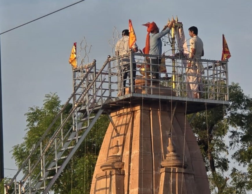 ढोल-थाली की गुंजायमान के बीच पंचमुखी हनुमान मंदिर शिखर पर चढ़ाई ध्वजा, उमड़ी श्रद्धालुओं की भीड़