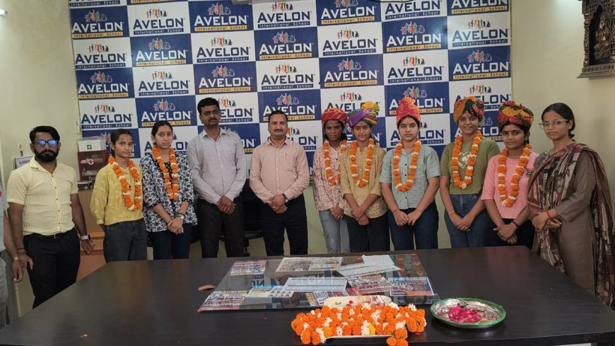 बोर्ड परीक्षा मे अव्वल नंबर पर आए विद्यार्थियों का तिलक लगा माला साफे पहनाकर किया गया सम्मान