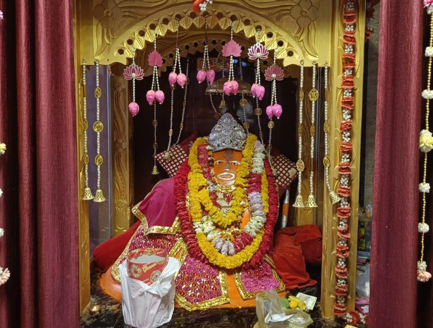 हनुमान जन्मोत्सव पर मंदिर में दर्शनो को उमड़ी श्रद्धालुओं की भीड़, फूल बंगला झांकी सजाई