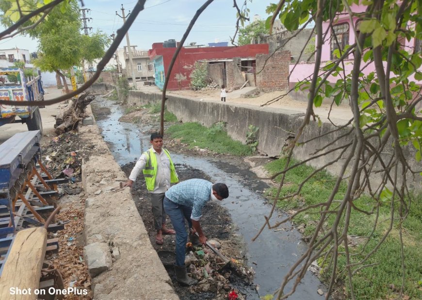 पुर में नालों की सफाई पर फिर सवाल ठेकेदार को करोड़ों का भुगतान, फिर भी निगम कर्मचारी कर रहे दोबारा सफाई
