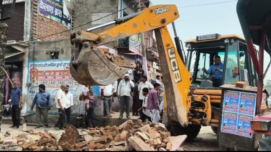 अतिक्रमण पर चला पीला पंजा, सड़क चौड़ीकरण के लिए हटाए कब्जे