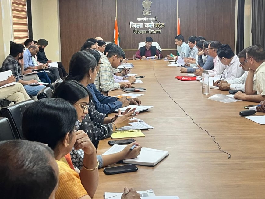 जिला कलेक्टर की अध्यक्षता में साप्ताहिक समीक्षा बैठक का हुआ आयोजन; अधिकारियों को बिना अनुमति मुख्यालय नहीं छोड़ने के निर्देश
