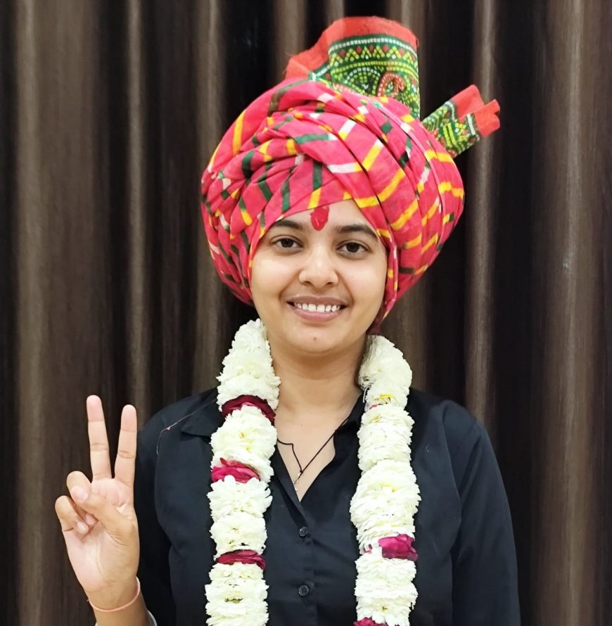 “महुवा की मिट्टी से उभरी मेधा:  महात्मा गाँधी कॉलेज की सुरभि देव ने CSIR-NET में ऑल इंडिया 65वीं रैंक से रचा स्वर्णिम इतिहास”