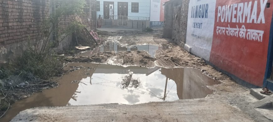 सुन्देलाव में अधूरी सीसी सड़क बनी ग्रामीणों की गले की घण्टी; नालियों का गन्दा पानी सड़क पर आने लोग परेशान