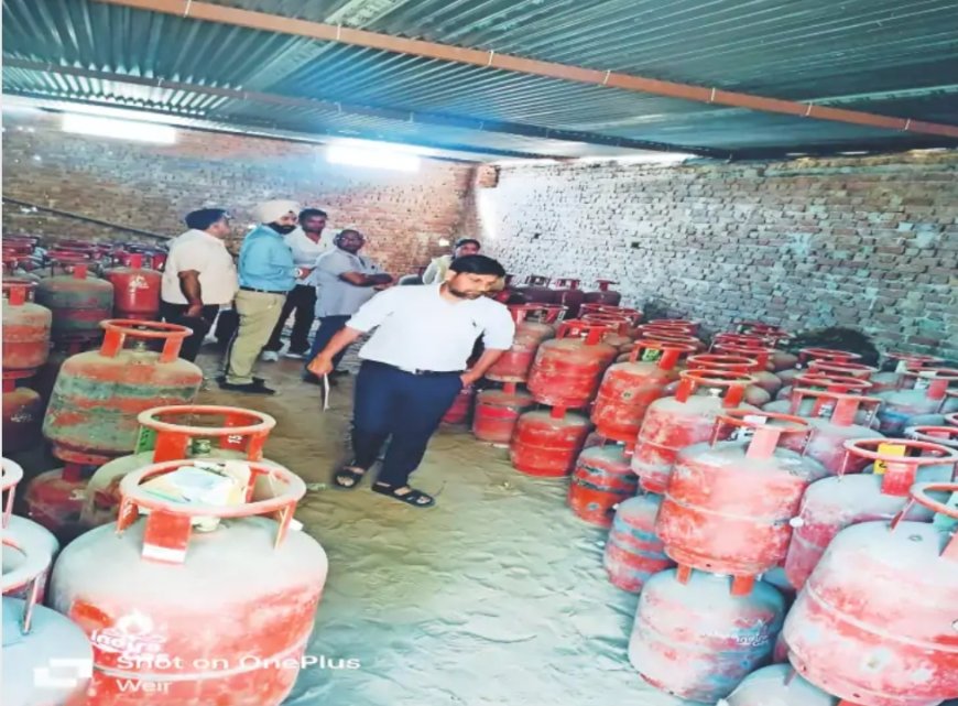 गैस एजेंसी का भंडाफोड़ , वैर में गैस एजेंसी पर छापा, कनेक्शन सिर्फ 20, गोदाम से 282 सिलेंडर जप्त