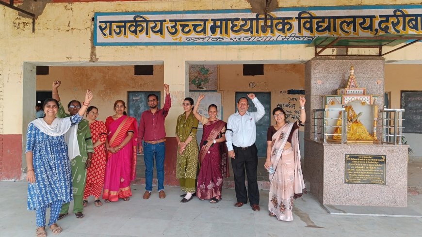 शिक्षकों ने काली पट्टी बांधकर अवकाश कटौती पर जताया विरोध