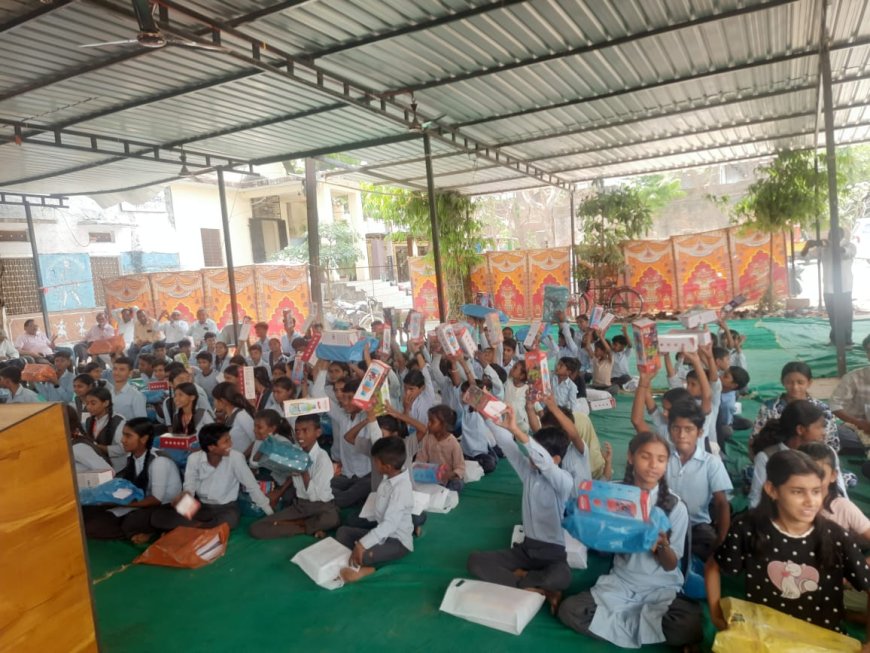 वरिष्ठ नागरिक सेवा समिति बाली शिक्षण सामग्री वितरण कार्यक्रम