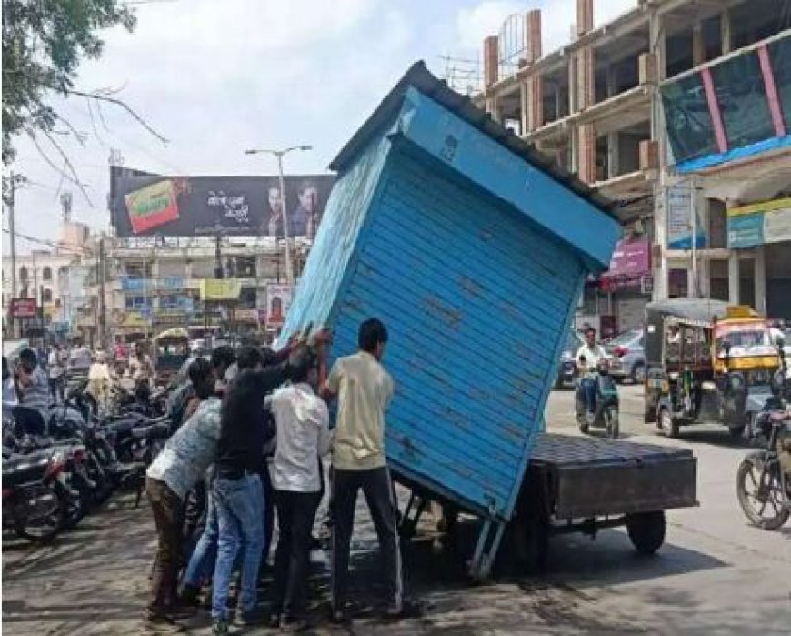 पुर रोड पर निगम का बुलडोज़र गरजा: मिनटों में ढहा दिए ‘सपनों के केबिन’, अतिक्रमणकारियों में हड़कंप, भारी मात्रा में सामान जब्त