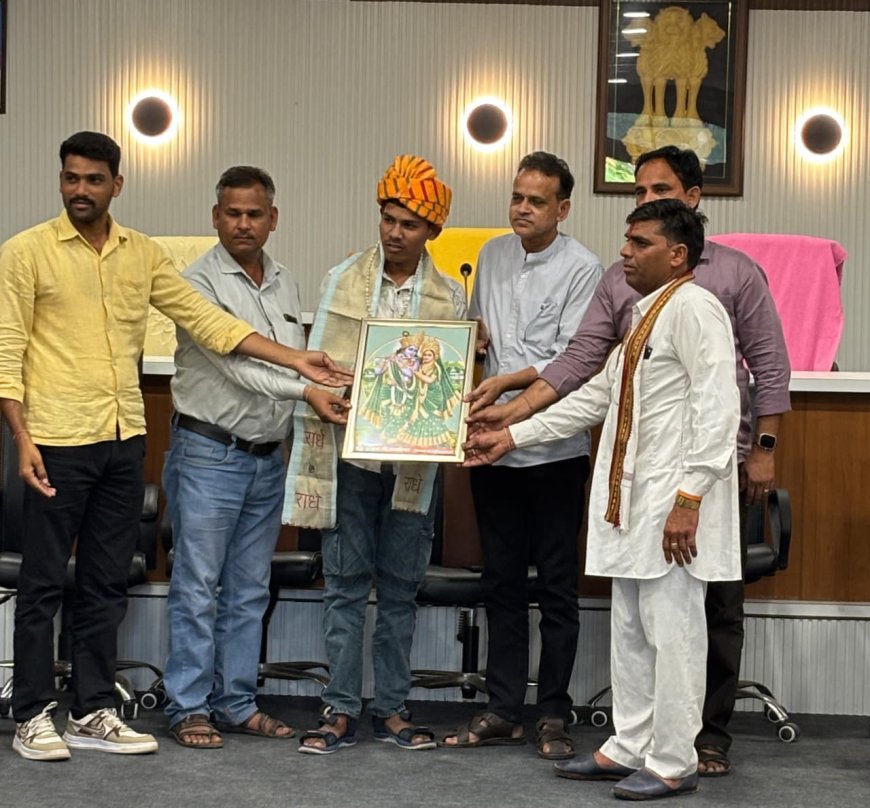 खेड़ली में बाल्मीकि समाज के प्रतिभावान छात्र आयुष नंदा का किया सम्मान