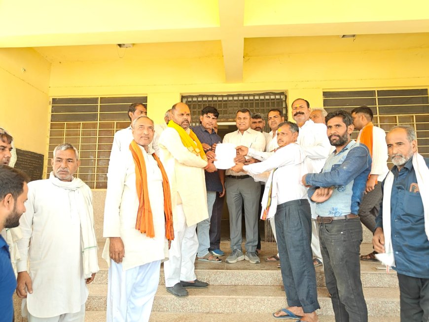 फसल खराबे के मुआवजे को लेकर क्षेत्र के किसानों ने मुख्यमंत्री के नाम तहसीलदार को सौंपा ज्ञापन