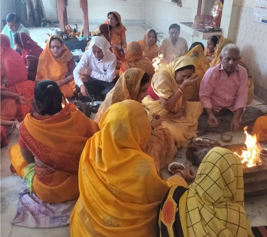 शिव मंदिर पर पांच कुण्डीय गायत्री यज्ञ का भव्य आयोजन