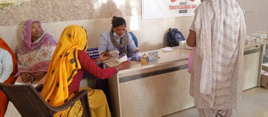 गोविंदगढ़ के मालपुर पीएचसी में स्वास्थ्य शिविर: 81 मरीजों की हुई जांच