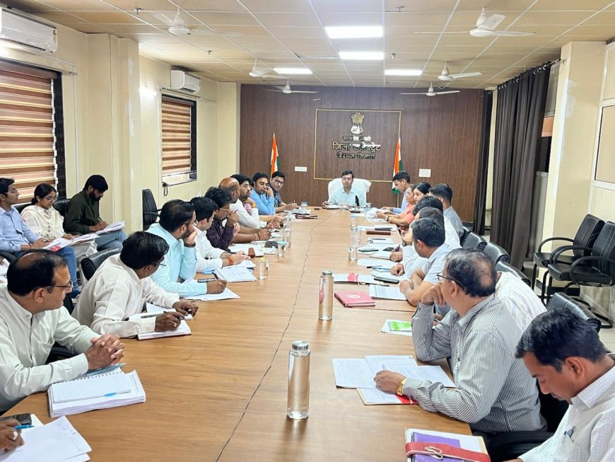 राजस्व विभाग के अधिकारियों की मासिक बैठक का हुआ आयोजन