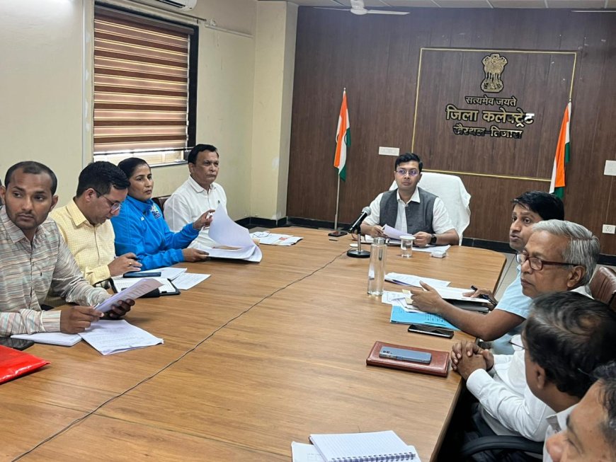 जिला कलेक्टर की अध्यक्षता में साप्ताहिक समीक्षा बैठक का हुआ आयोजन