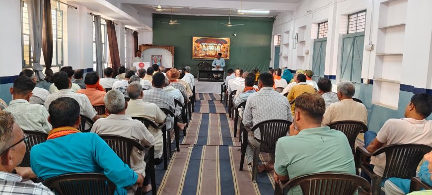 महुवा के आदर्श विद्या मंदिर में 'प्रमुख जन गोष्ठी' का आयोजन; प्रबुद्ध जनों ने लिया भाग, राष्ट्र को परम वैभव पर ले जाने के लिए डॉ. हेडगेवार ने बोया था संघ का बीज: कैलाश