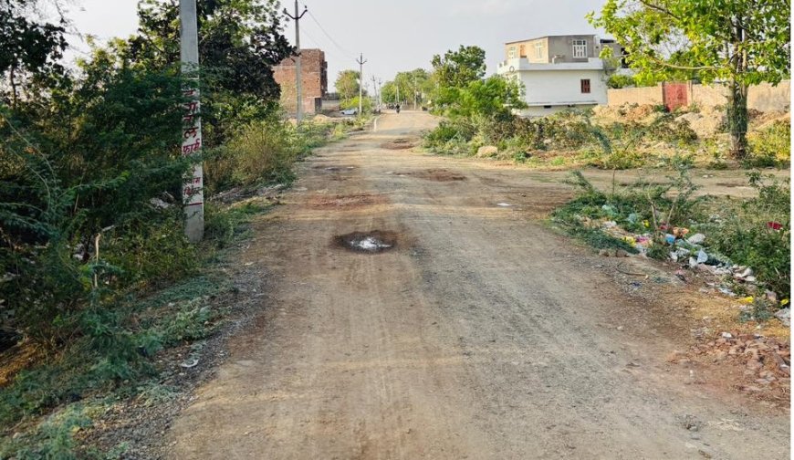 आधा रोड़ बनाने के बाद अधूरी छोड़ी सड़क बनी आफत,  कॉलोनीवासियों ने दी आंदोलन की चेतावनी