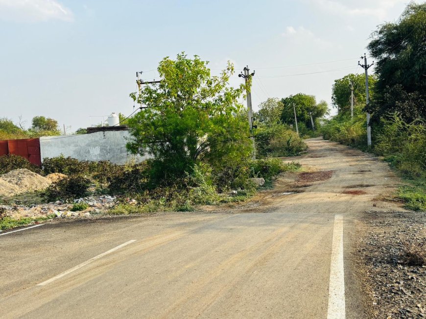 आधा रोड़ बनाने के बाद अधूरी छोड़ी सड़क बनी आफत,  कॉलोनीवासियों ने दी आंदोलन की चेतावनी