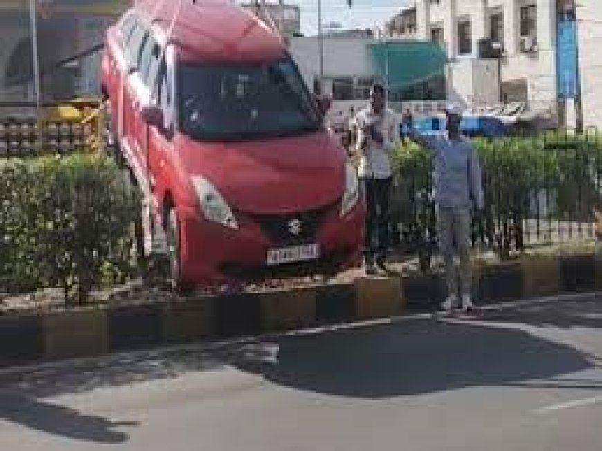 जयपुर: गांधी नगर मोड पर डिवाइडर की रेलिंग पर चढ़ी बेकाबू कार; ओवरस्पीड बना हादसे का कारण
