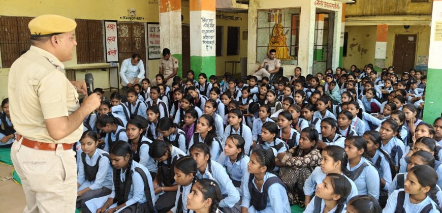 महुवा: पुलिस स्थापना दिवस पर छात्राओं को सिखाए साइबर सुरक्षा के गुर; थानाधिकारी ने कहा- 'रील्स के झूठे शौक से बचें विद्यार्थी'