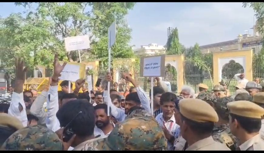 लोकतंत्र के चौथे स्तंभ पर प्रहार के विरोध में IFWJ का ‘हल्ला बोल’; सिविल लाइंस विधायक गोपाल शर्मा पहुंचे धरनास्थल दिया अपना समर्थन