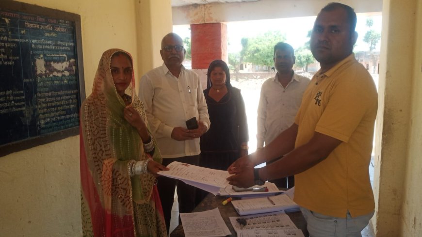 उप तहसीलदार ने मतदान केंद्र का किया निरीक्षण; बूथ पर नही पहुंचा प्रगणक, वार्ड 16 के मतदाता करते रहे इंतजार