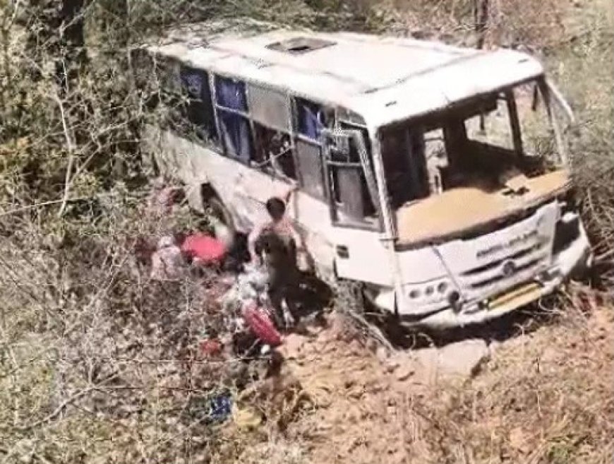 पुष्कर घाटी में भीषण सड़क हादसा: 200 फीट गहरी खाई में गिरी बस, 2 महिलाओं की मौत, 31 घायल