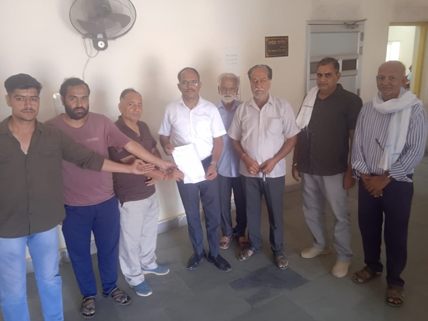 नदबई में हुई लूट और हत्या के आरोपियों की गिरफ्तारी की मांग को लेकर पंजाबी और खत्री समाज ने एडीएम को दिया ज्ञापन