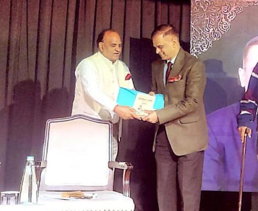 गुप्ता द्वारा लिखित पुस्तक इंडिया @100: रिसर्जेंट भारत पुस्तक मुख्य सचिव को भेट की