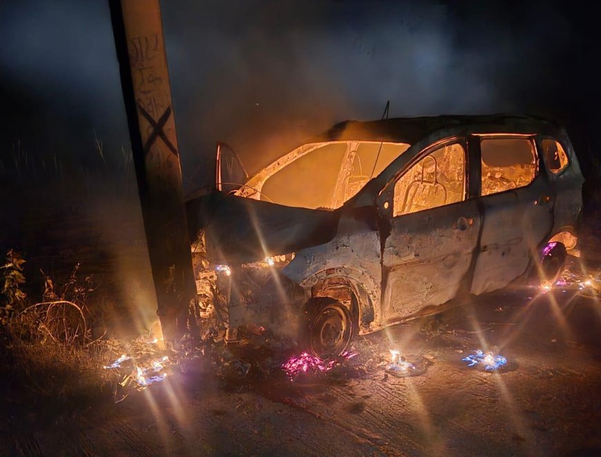 बारात से लौट रही टवेरा कार बिजली के खंभे से टकराई; शॉर्ट सर्किट से लगी भीषण आग, फायर ब्रिगेड ने पाया काबू, 6 लोग बाल-बाल बचे  घटना से मचा हड़कंप, जुटी भीड़