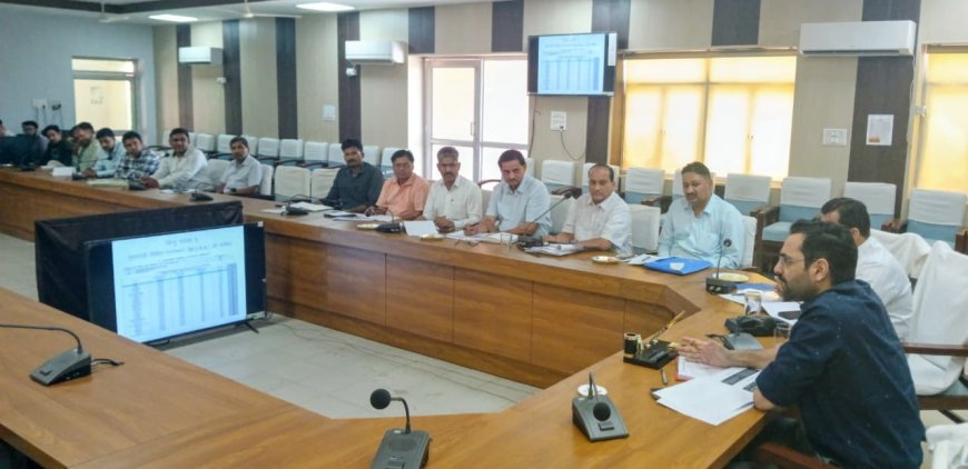 शैक्षणिक सुधारों के लिए शिक्षाधिकारी स्वप्रेरणा से कार्ययोजना बनाकर मूर्तरूप दें- जिला कलक्टर